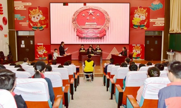 剧情沉浸+实景九游娱乐平台体验江津创新校园普法形式(图2)