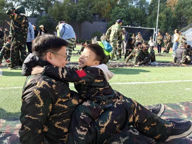 迷彩萌娃冬日挑战自然亲子携手闯关锤炼勇气 title=