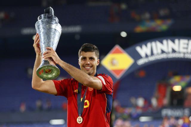 哈维在球队中主要扮演什么样的角色？(图2)