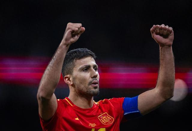 定位球战术中中场扮演什么角色？ title=